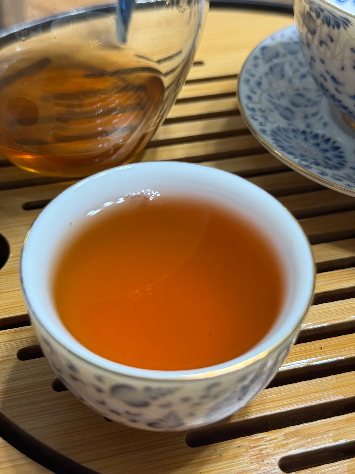2000 Bulang Mushroom Tuo — early steep, amber-gold liquor