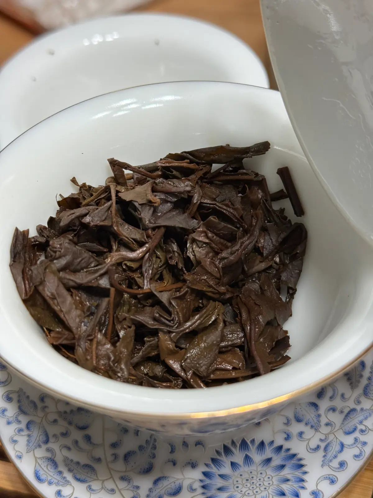 Early steep — deep amber Yiwu liquor